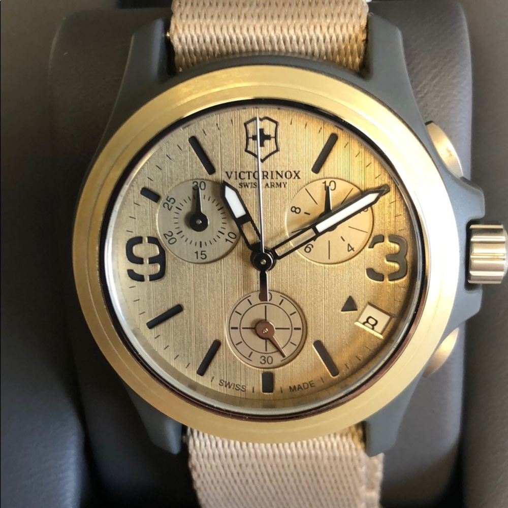 VICTORINOX SWISS ARMY watch chrono sand $450 NWT
